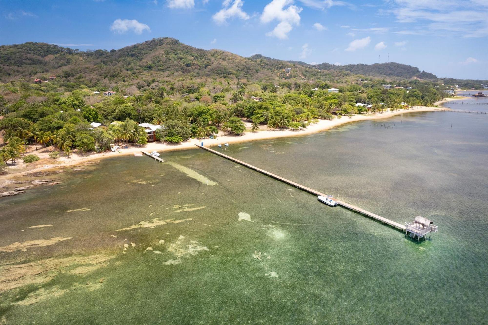 Puerta Azul Hotel Sandy Bay Exterior photo