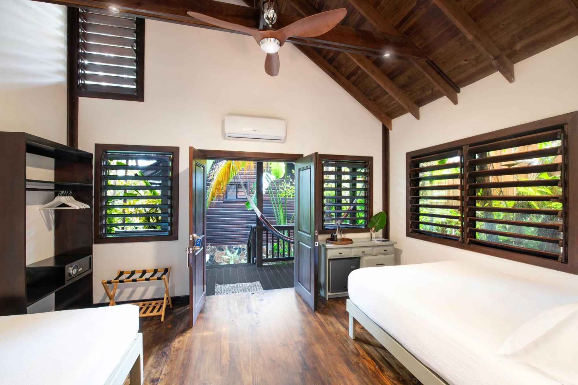 Puerta Azul Hotel Sandy Bay Exterior photo
