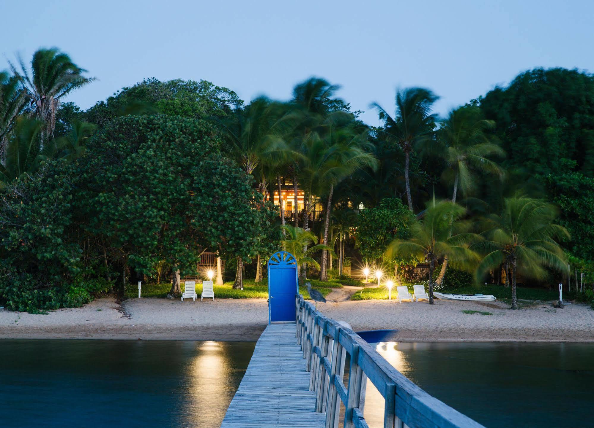 Puerta Azul Hotel Sandy Bay Exterior photo